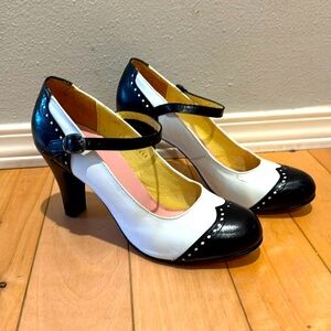 Wing Tip, Leather Women’s, 2.5” heel, Size 10M